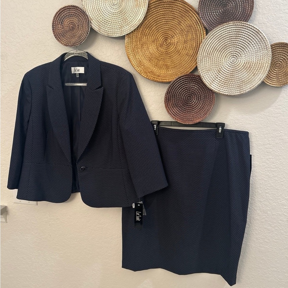 Le Suit navy blue skirt suit‎ with a subtle pattern size 18